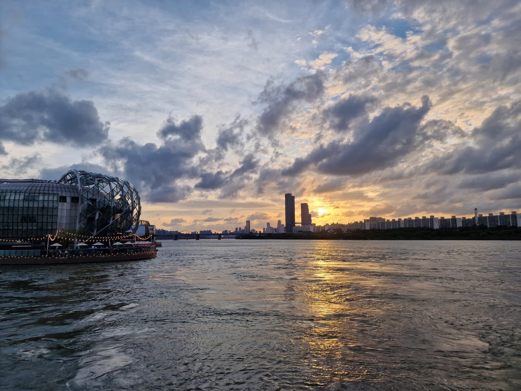 Sunset over the Han River from Banpo, the Sebitseom floating islands on the left and the city skyline in silhouette, Seoul