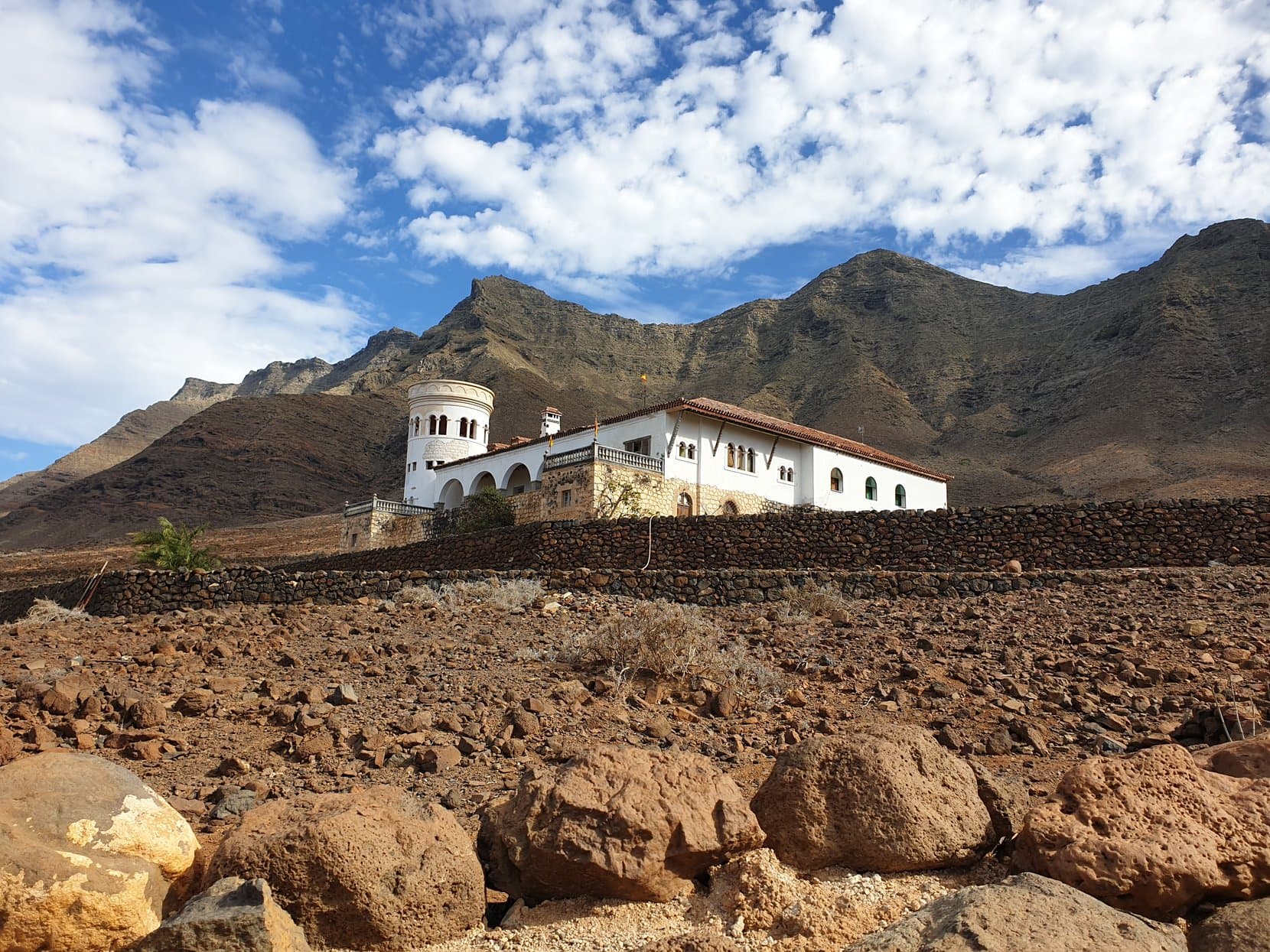 The lonely white Villa Winter with its round tower under the Jandía mountains at Cofete, Fuerteventura